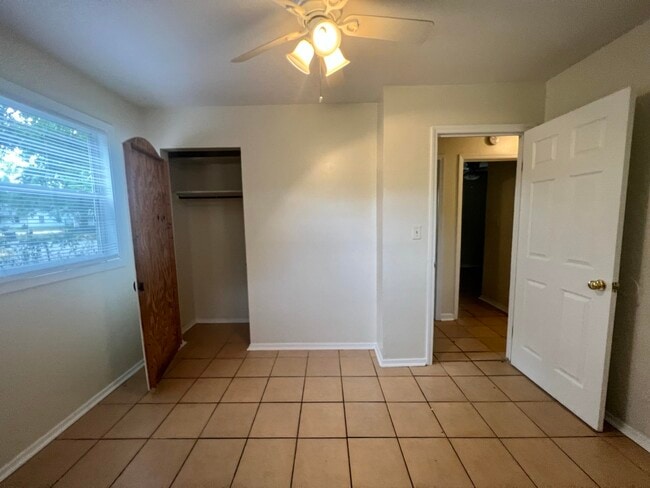 Building Photo - 3611 S Lakewood Dr