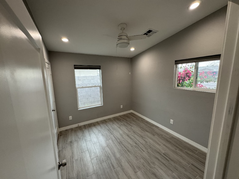 Building Photo - 1558 W 5th St