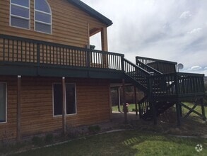 Building Photo - Beautiful 3 bedroom Overlooking River