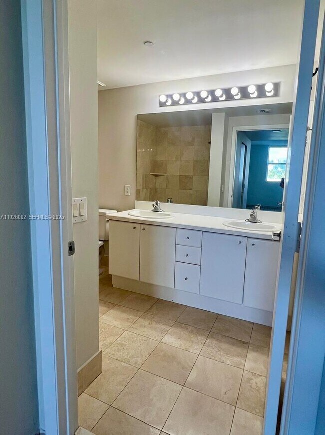 Building Photo - 2475 Brickell Ave