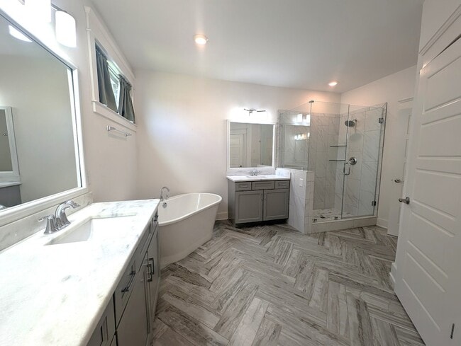 Building Photo - 2001 Largo Ct