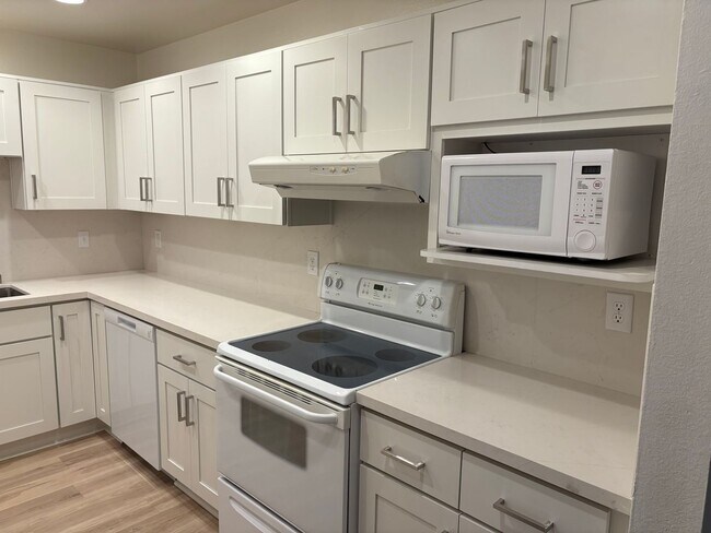 Building Photo - Spacious 2 Bedroom/ 2 Bath in the Highly D...