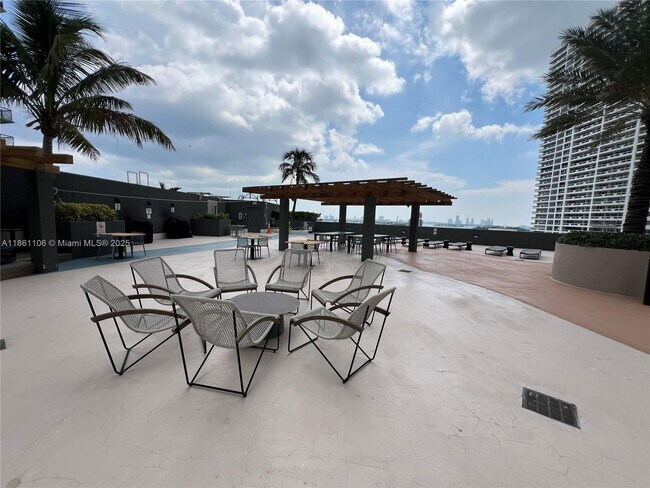 Building Photo - 1750 N Bayshore Dr
