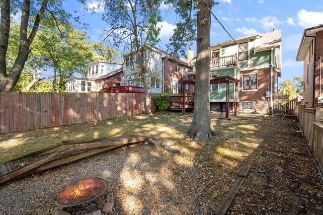 Building Photo - Hi-Pointe Adjacent House!