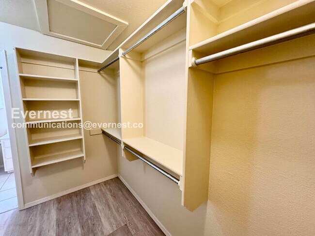 Building Photo - 3 Bed, 2 Bath Townhome with Attached Garage / Pet-Friendly / Available Now!