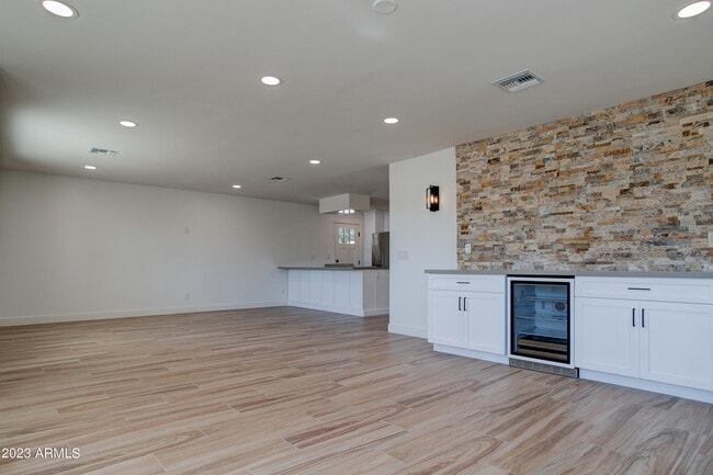 Building Photo - 4806 S La Rosa Dr