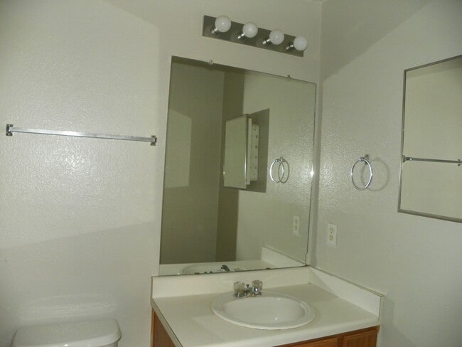 Building Photo - 2221 Creekside Ln