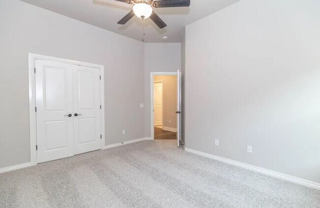 Building Photo - 4BD/3BTH home Minutes from I-35