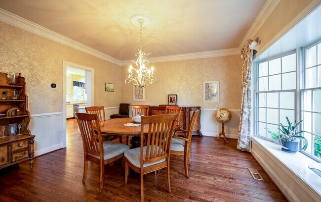 Building Photo - Beautiful home with pool | 6,000+ square feet