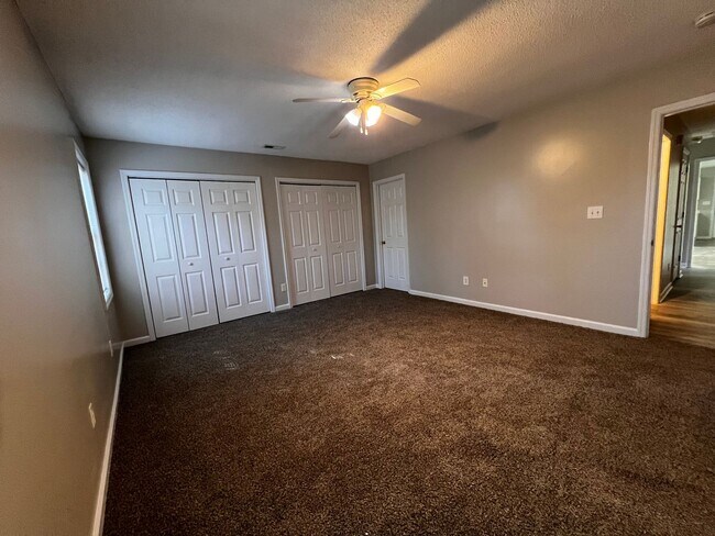 Building Photo - Lovely two bedroom two bath duplex in Hubert. NEW PAINT & NEW FLOORING THROUGHOUT. Just minutes t...