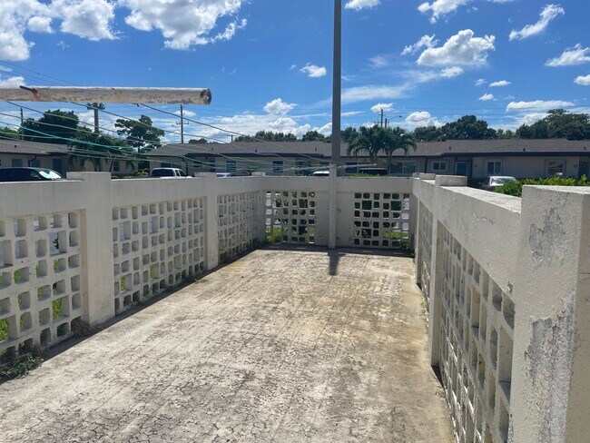 Building Photo - 2931 Ashley Dr W