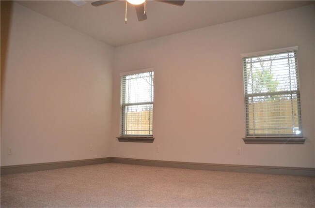 Building Photo - 1802 SW Riverstone Rd