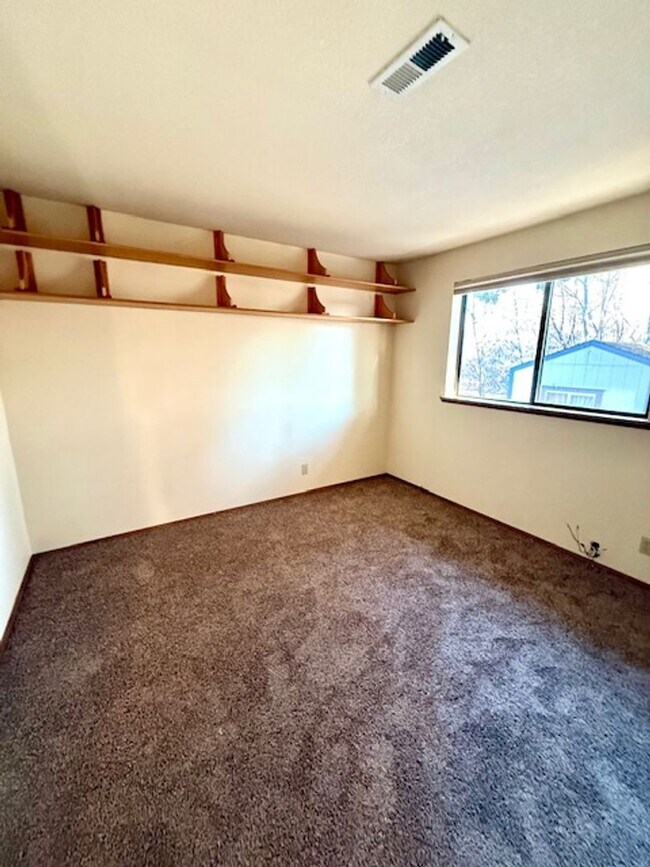 Building Photo - Lovely NE 3 Bedroom Home w/Large Yard & Mowing Included!