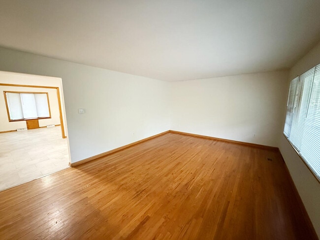 Building Photo - 2102 Woodlea Dr