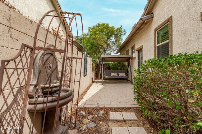Building Photo - 947 E Dumbarton Ave