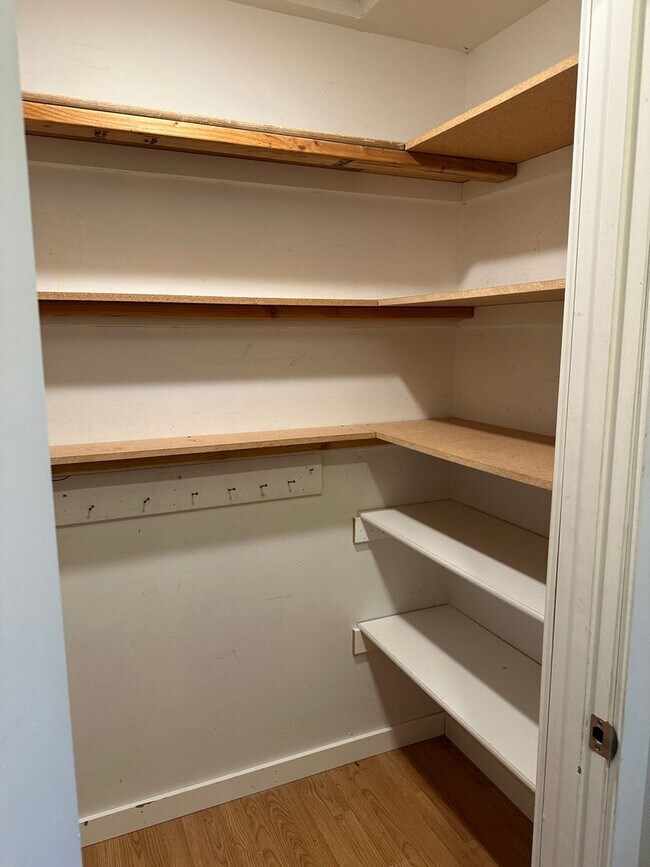 Building Photo - Heat Included! Heated Storage, 2 Bedroom/1...