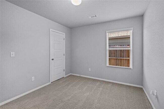 Building Photo - 988 E Bunting St