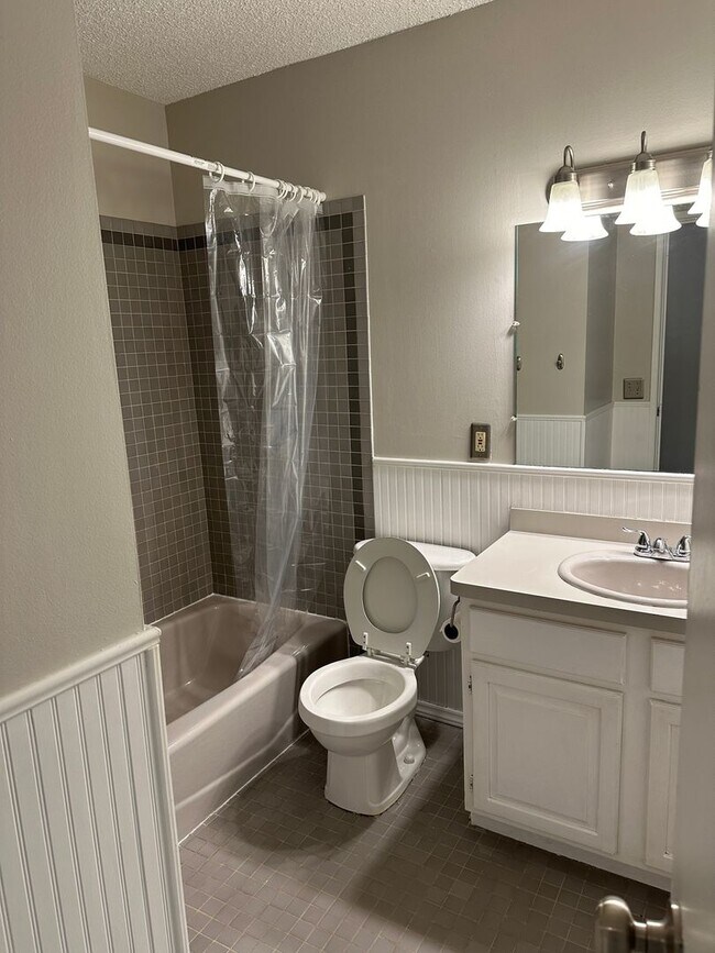 Building Photo - Charming 1BR Condo in Uptown Minneapolis