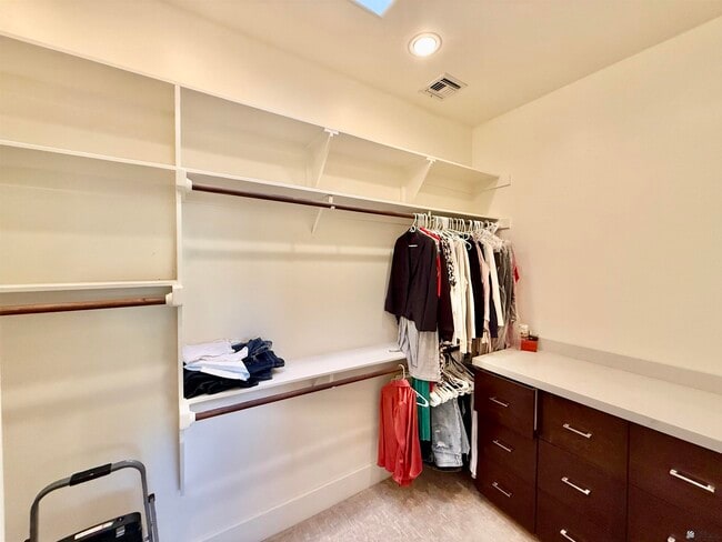 Building Photo - 1330 W Ridgeview Dr