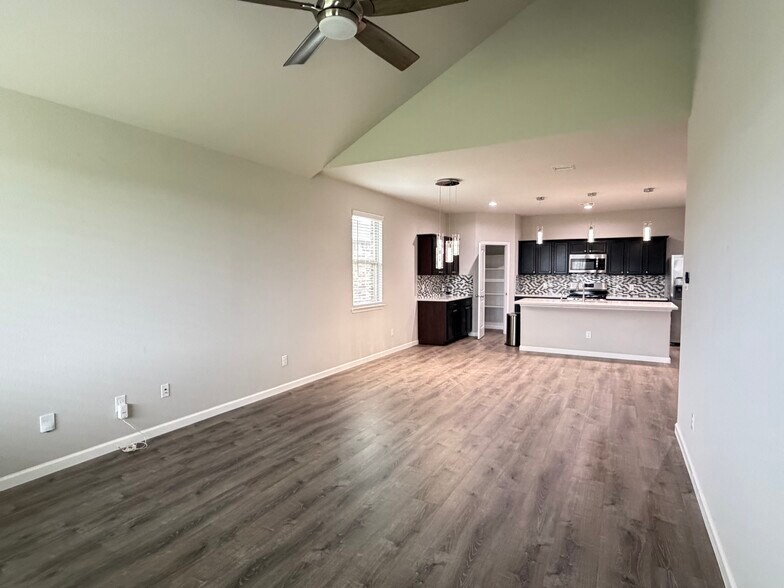 Building Photo - 6118 Yesenia St