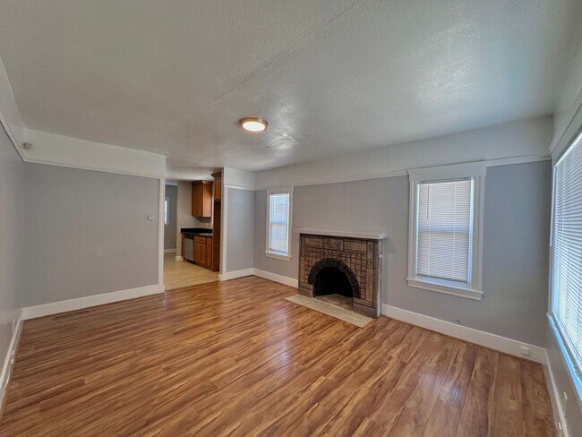 Building Photo - 2 Bed 1 Bath House in Oakland - Coming soo...
