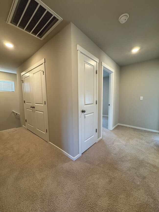 Building Photo - Modern 4-Bed Home for Rent