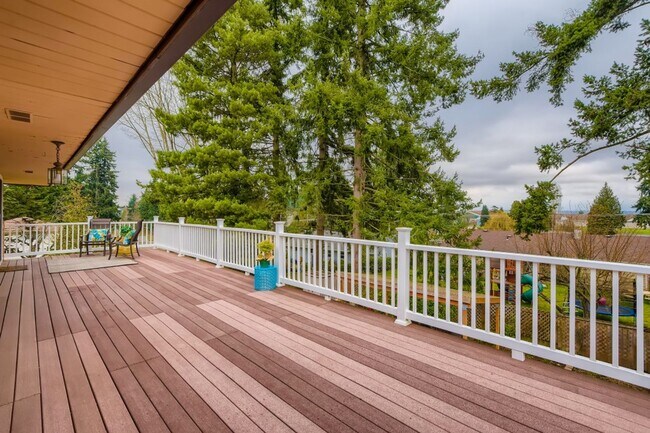 Building Photo - Gracious and Spacious and NO Steps at $3200!