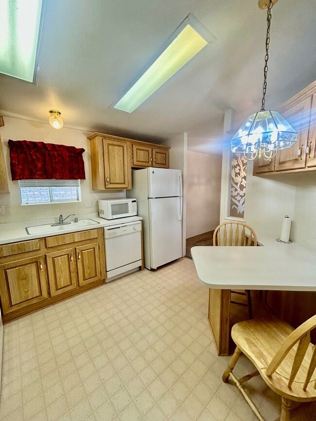Building Photo - Charming 2-Bedroom 2-Bathroom Furnished Ma...
