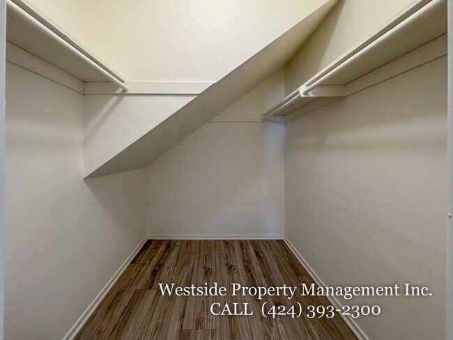 Building Photo - 145 N La Peer Dr