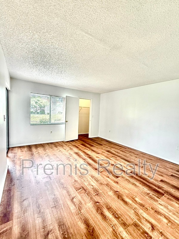 Building Photo - 141 Lakeside Dr