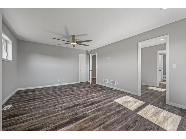 Building Photo - Rare 3 bed 4 bath no upgrade left out! 2 f...