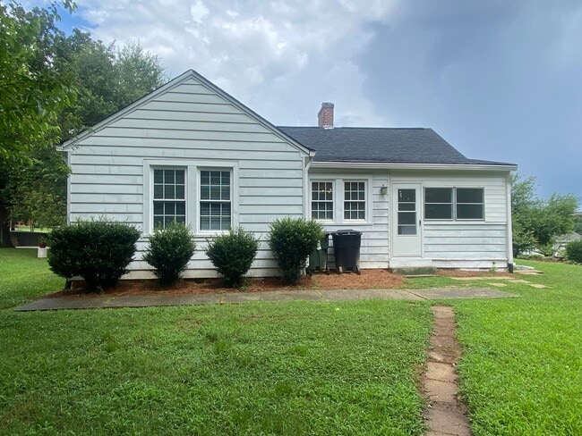 Building Photo - 2 Bedroom, 1 Bathroom House in Burlington!