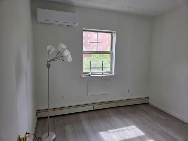 Building Photo - 832 Bryant Ave