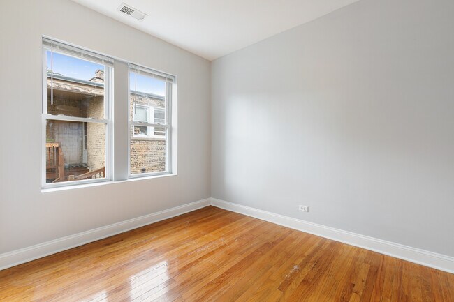 Building Photo - 2011 W Jarvis Ave