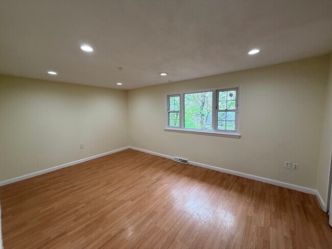 Building Photo - 280 Elm St