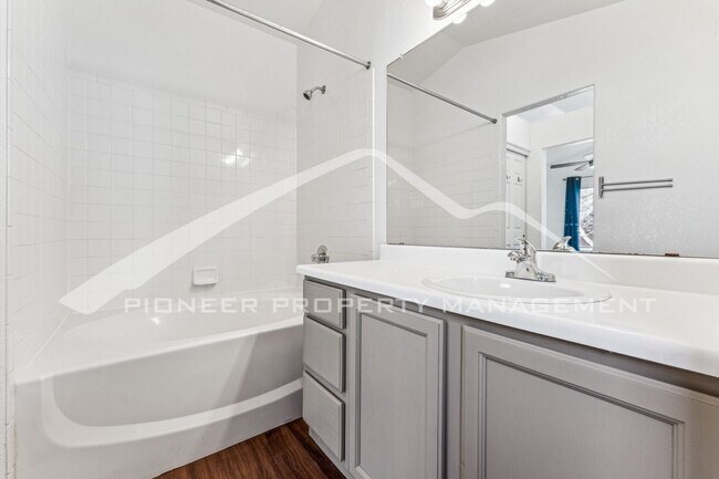 Building Photo - Spacious Home with Fenced Yard and Washer/Dryer