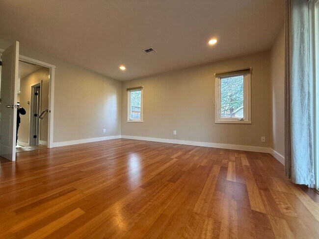 Building Photo - One bedroom/One Bath Apartment with outdoor space on quiet flag lot!  Available Now