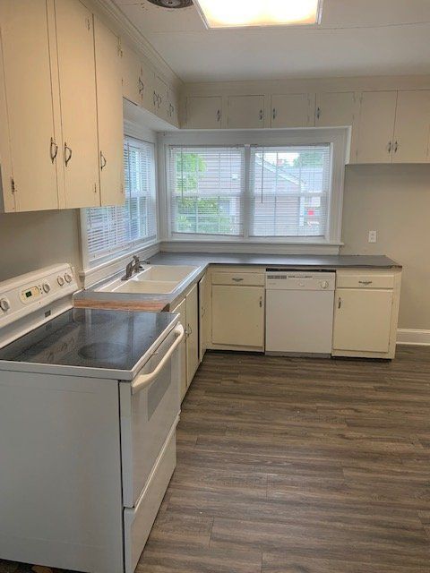 Building Photo - 301 S Oak St