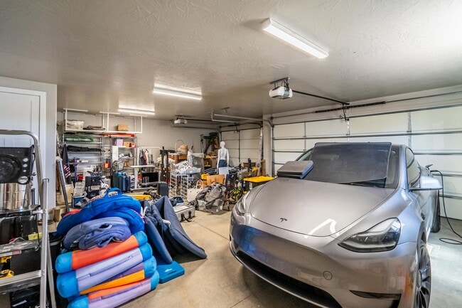 Building Photo - Stunning 5 Bed, 3 Bath Home with a 3 Car Garage