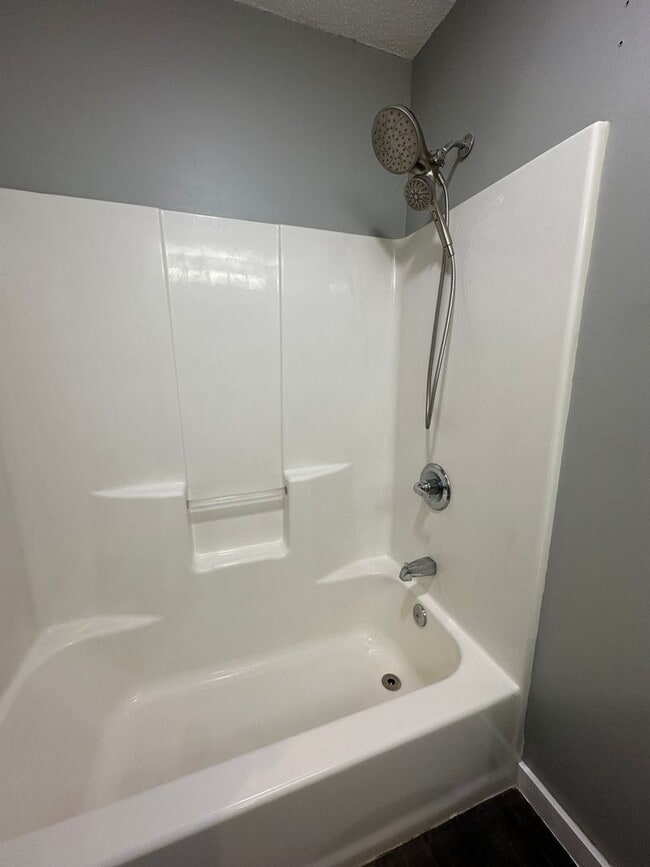 Building Photo - 4 Bedroom/3 Bathroom House in Piney Flats, TN