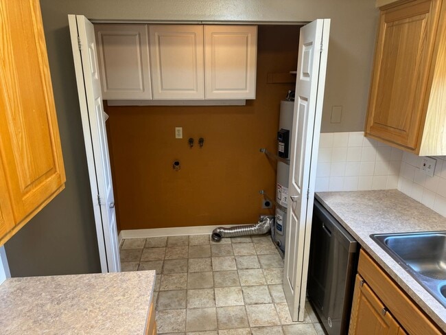 Building Photo - 2-bedroom/1 bathroom duplex with garage and shed!