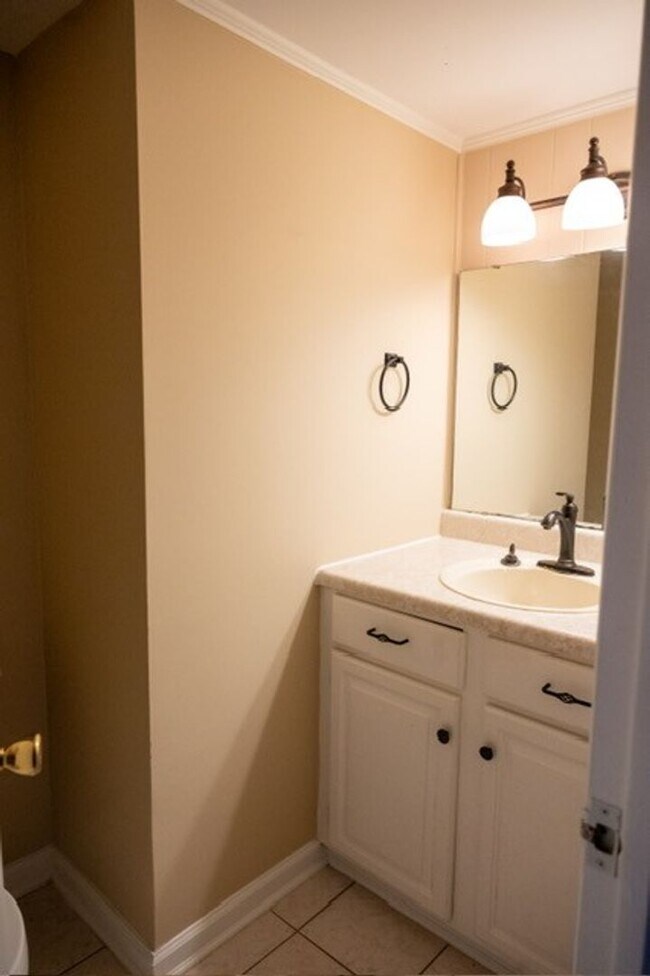 Building Photo - Large 3 Bedroom 2.5 Bath Townhome in Prime Location-Francisco Place Community!