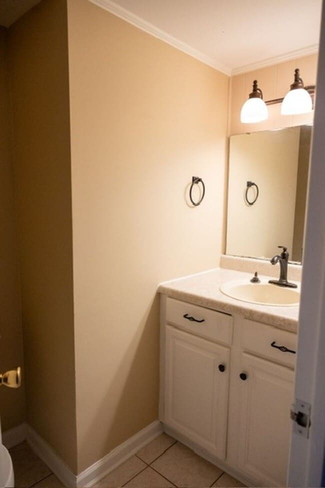 Building Photo - Large 3 Bedroom 2.5 Bath Townhome in Prime Location