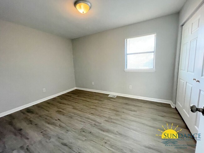Building Photo - Great End-Unit Townhouse in Fort Walton Beach!