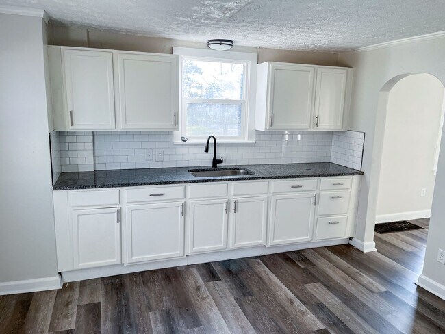 Building Photo - Beautifully Updated Columbus Home with Fir...