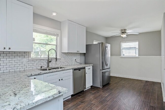 Building Photo - 1719 Longhorn Dr