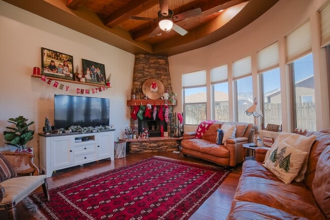 Building Photo - Roomy 4 bedroom Home with Solar Panels