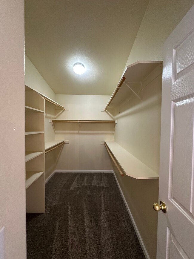 Building Photo - Beautiful 3 bedroom, 2.5 bath two story home