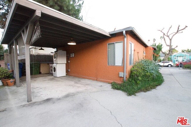 Building Photo - 2341 Meadowvale Ave