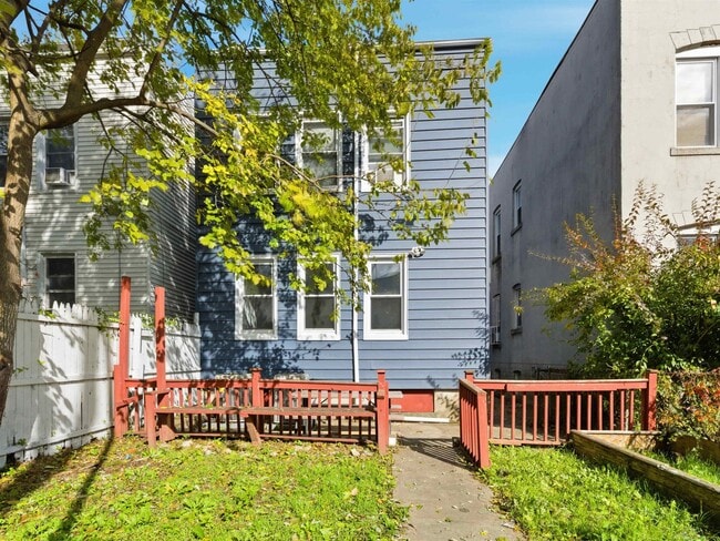 Building Photo - 23 Bayview Ave